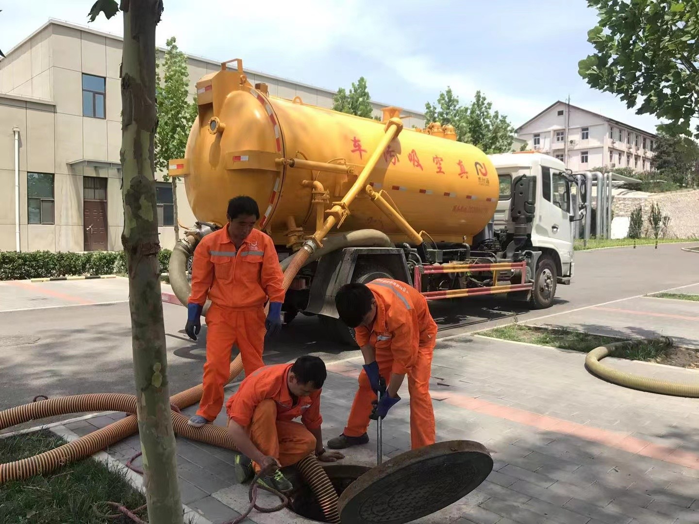 青神管道疏通车停在窨井附近