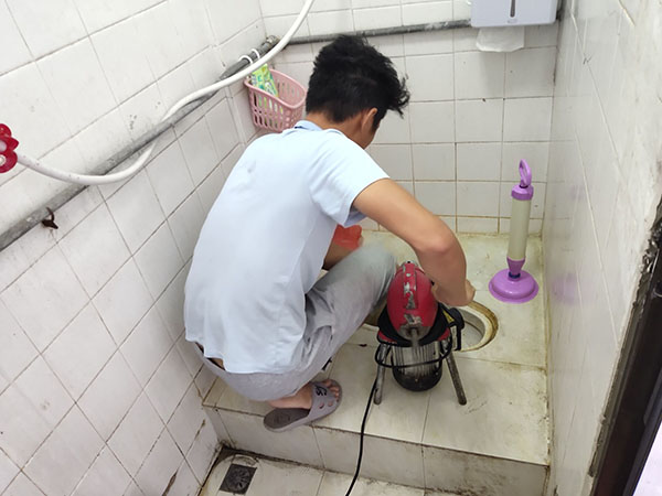 青神管道堵塞冒臭气 专业师傅现场解决问题