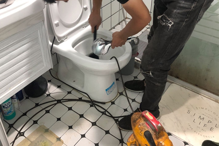 青神马桶堵塞自己疏通还是找师傅？专业上门服务让你省时更省心